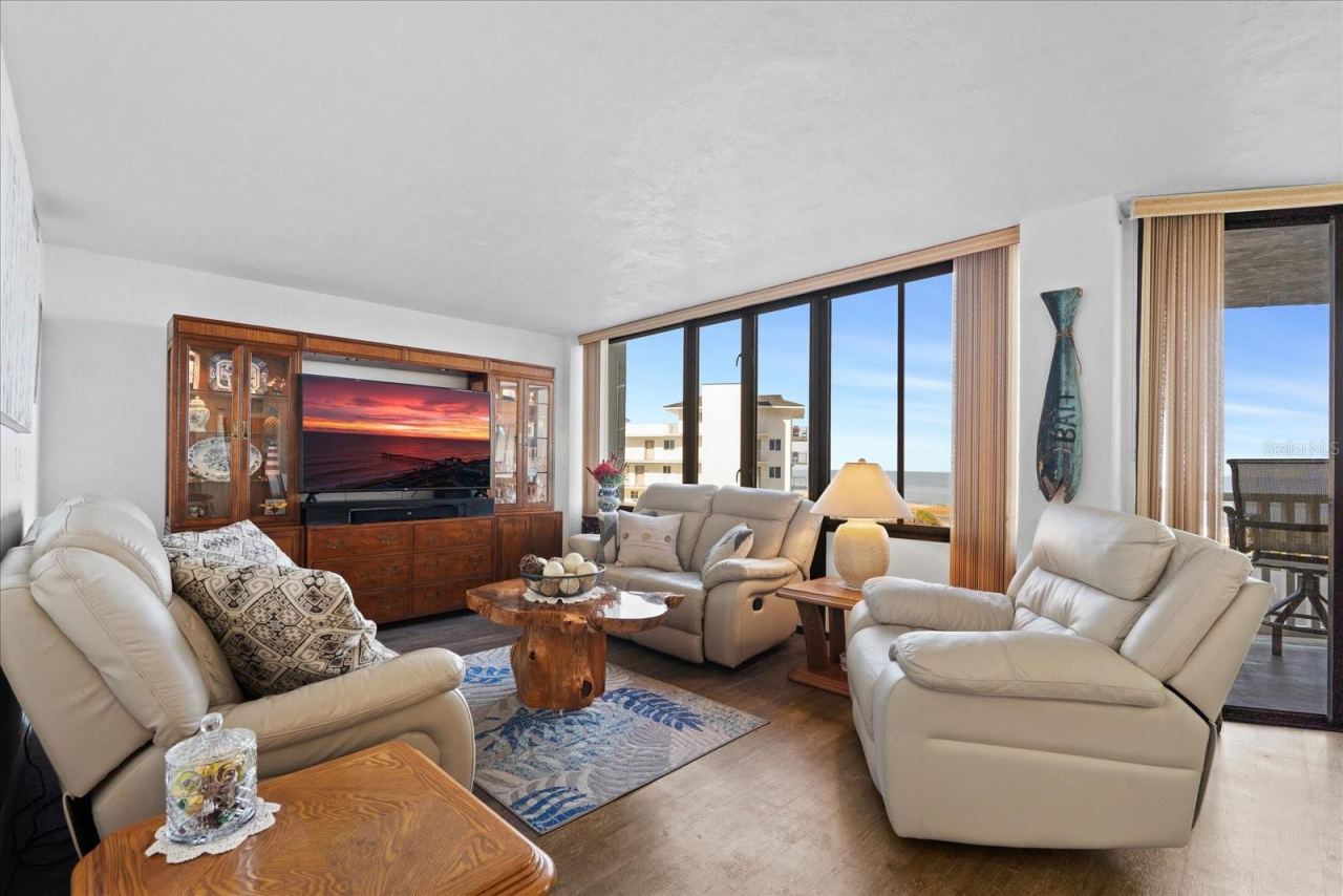 Photo 4 of 20: Living area