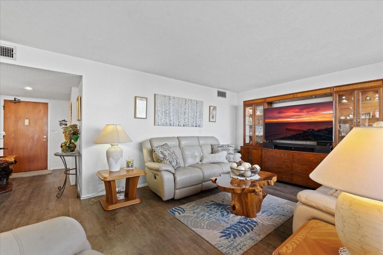 Photo 5 of 20: Living area