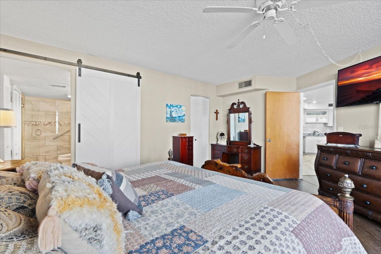 Photo 17 of 20: Primary Bedroom