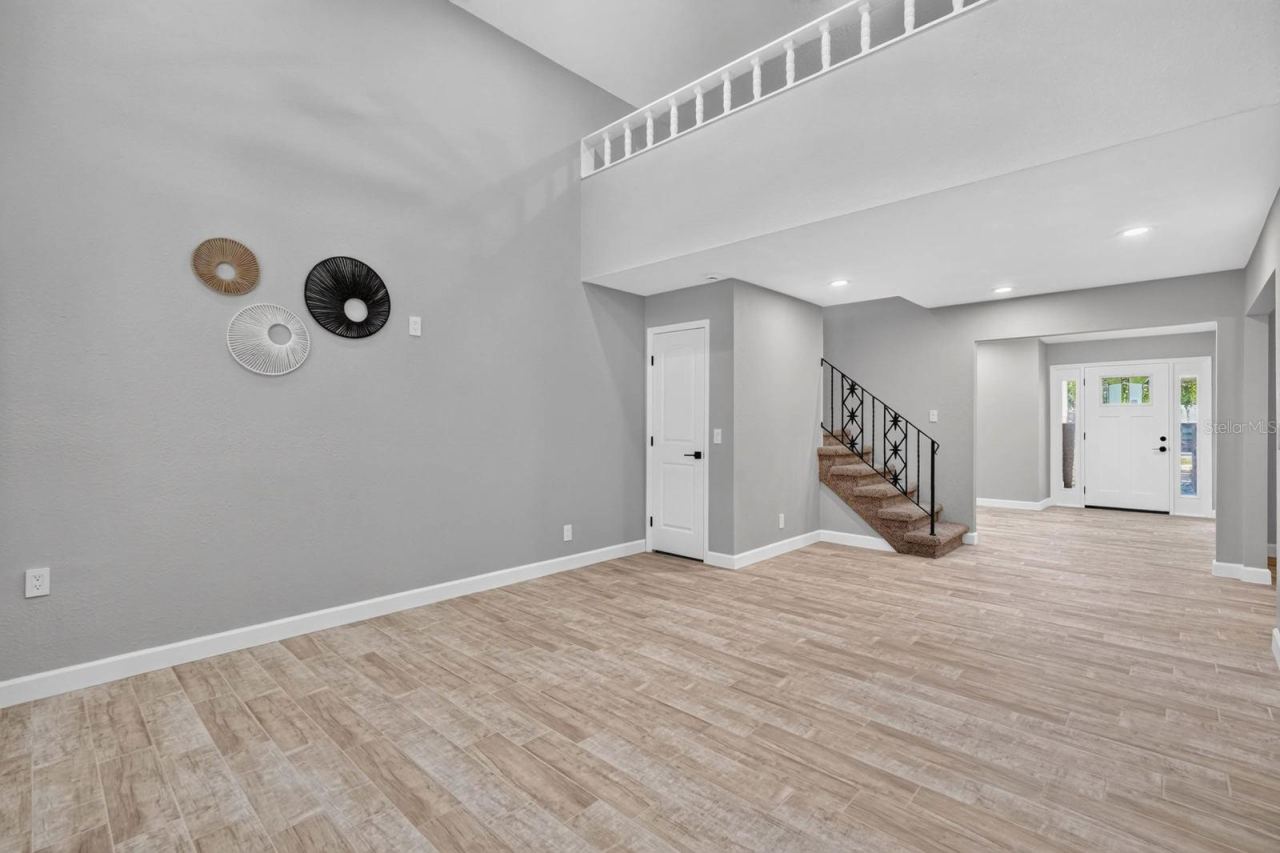 Photo 8 of 20: Living Room