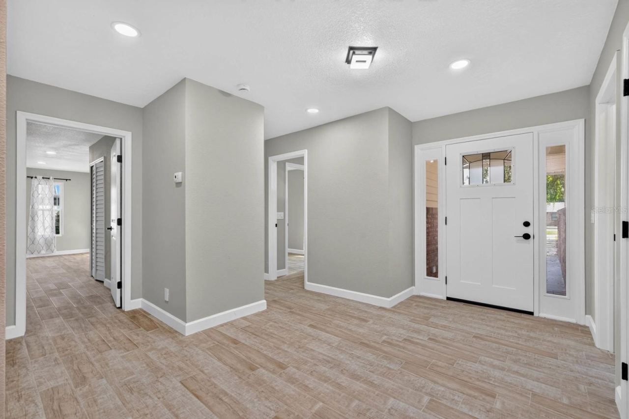 Photo 11 of 20: Front foyer