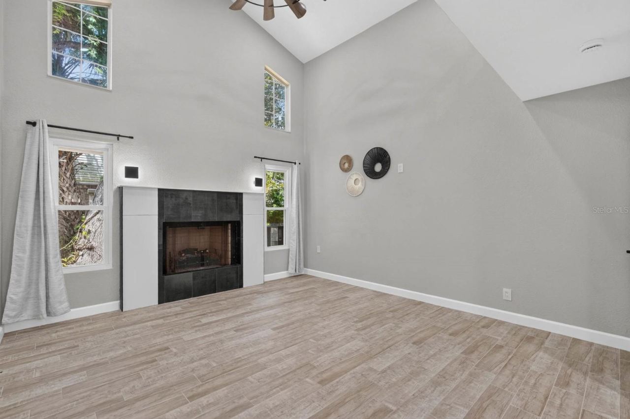 Photo 5 of 20: Living Room