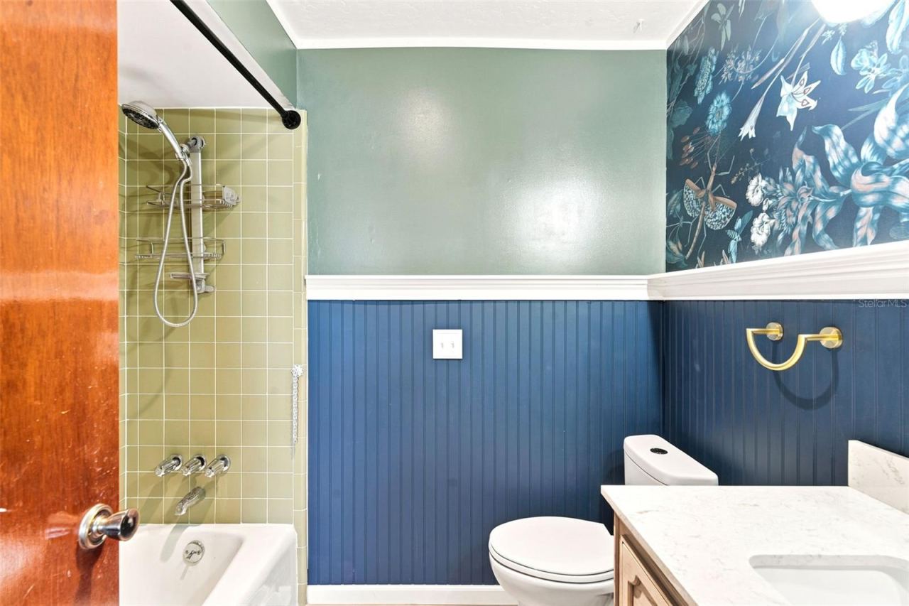 Photo 16 of 20: main bathroom
