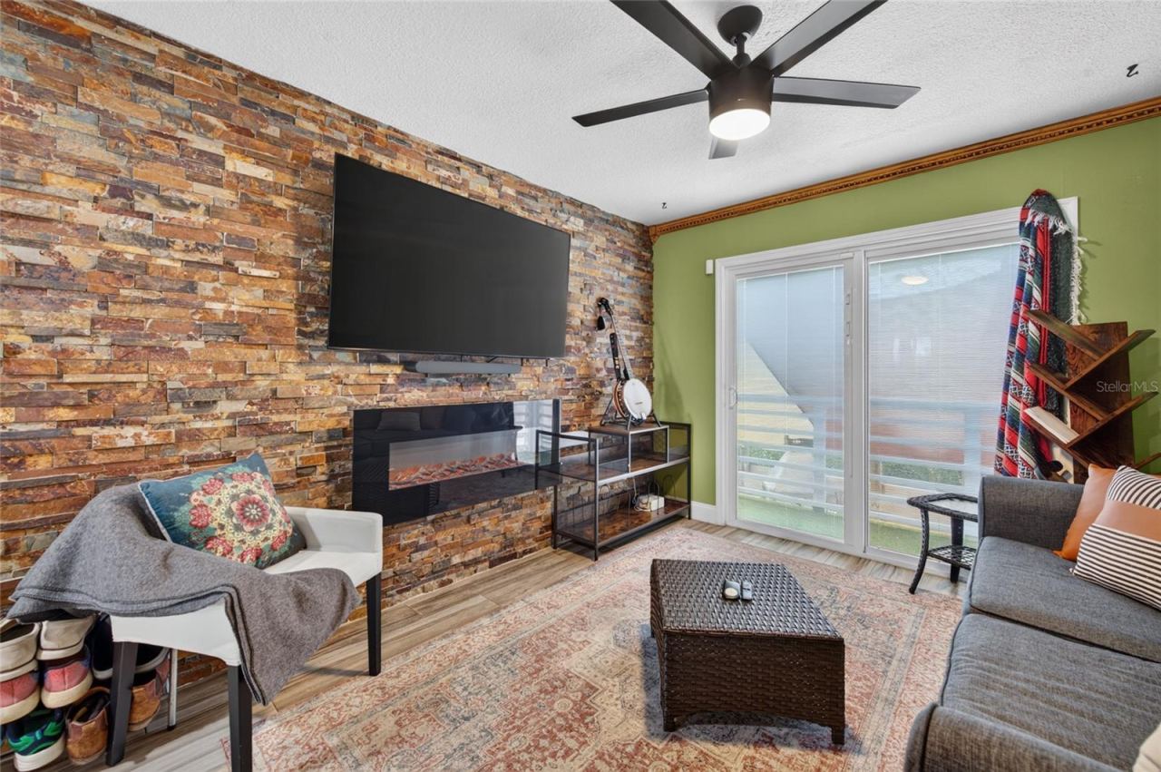 Photo 3 of 20: Main Livingroom
