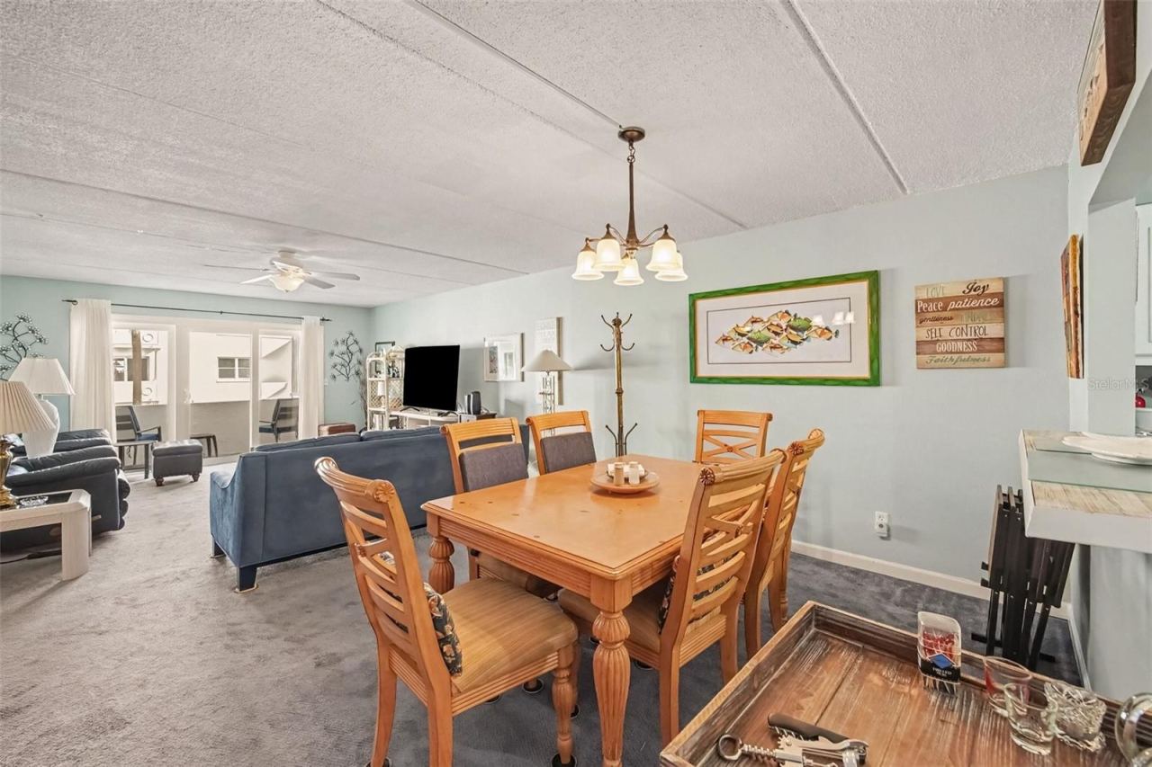 Photo 6 of 20: Living/Dining