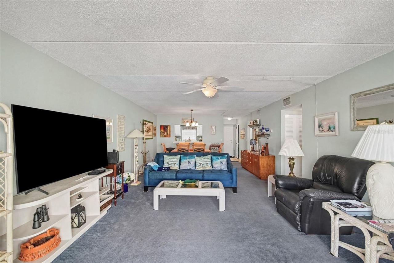 Photo 7 of 20: Living Room