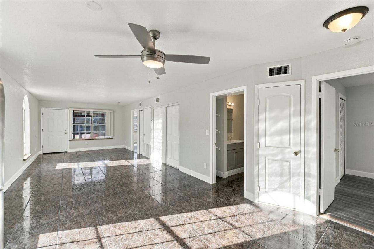 Photo 7 of 20: LIVING ROOM