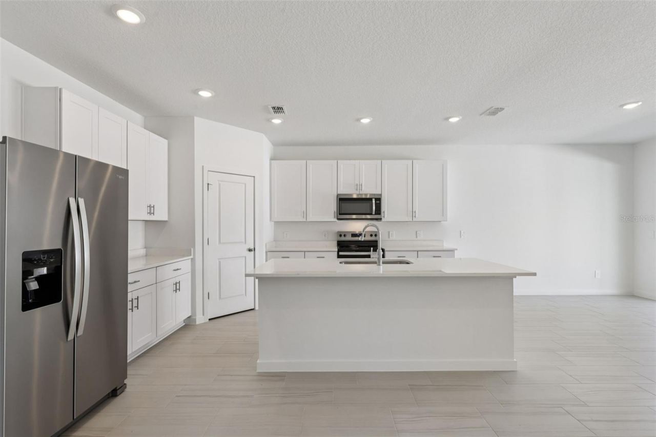 Photo 6 of 20: The interior photos are of another home with the same floor plan and interior finishes. Some details may vary