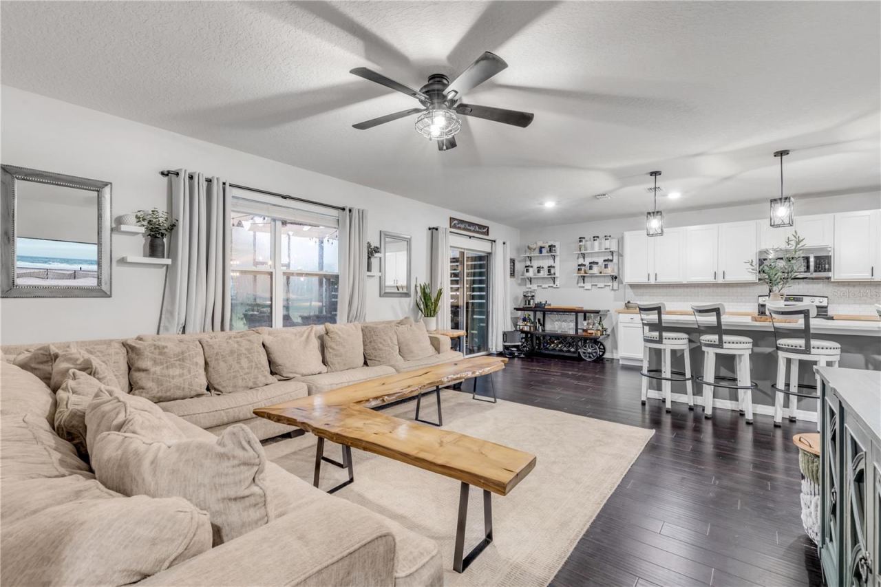 Photo 6 of 20: Living area