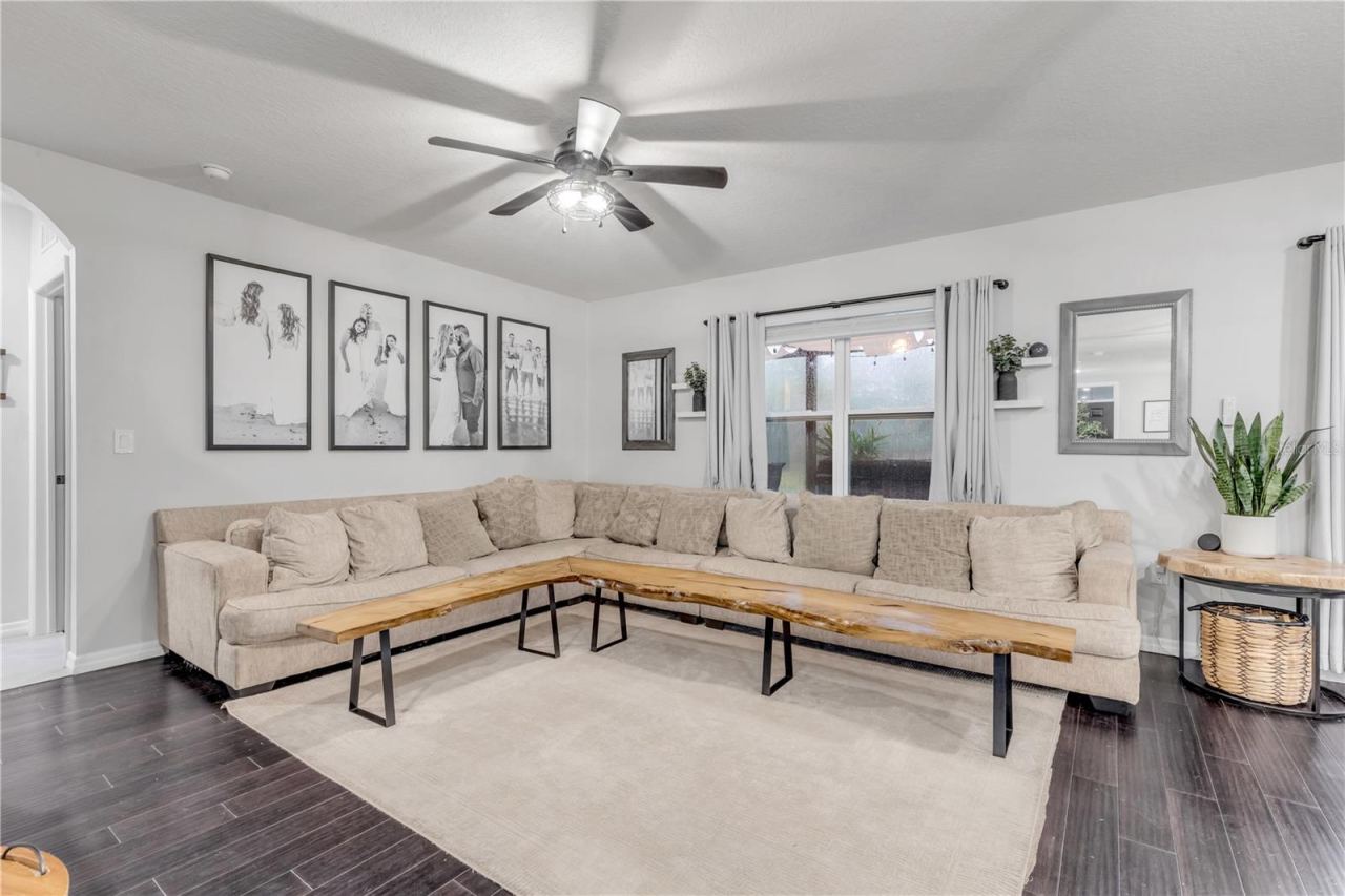 Photo 7 of 20: Living area