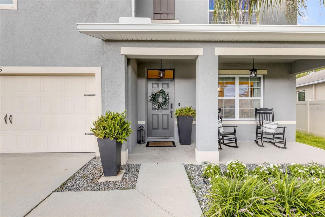 Photo 3 of 20: Front Porch
