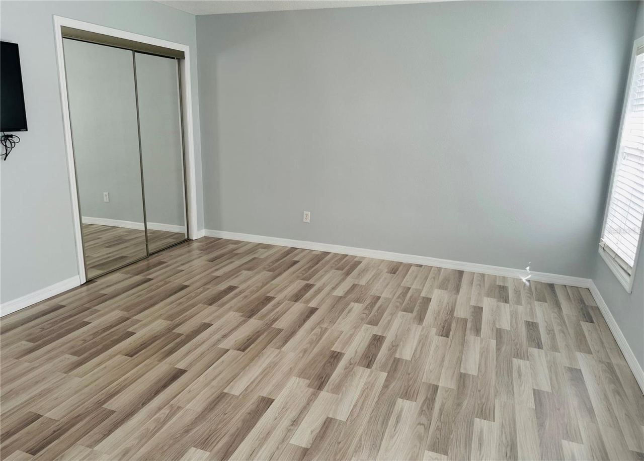 Photo 15 of 20: master bedroom facing to side