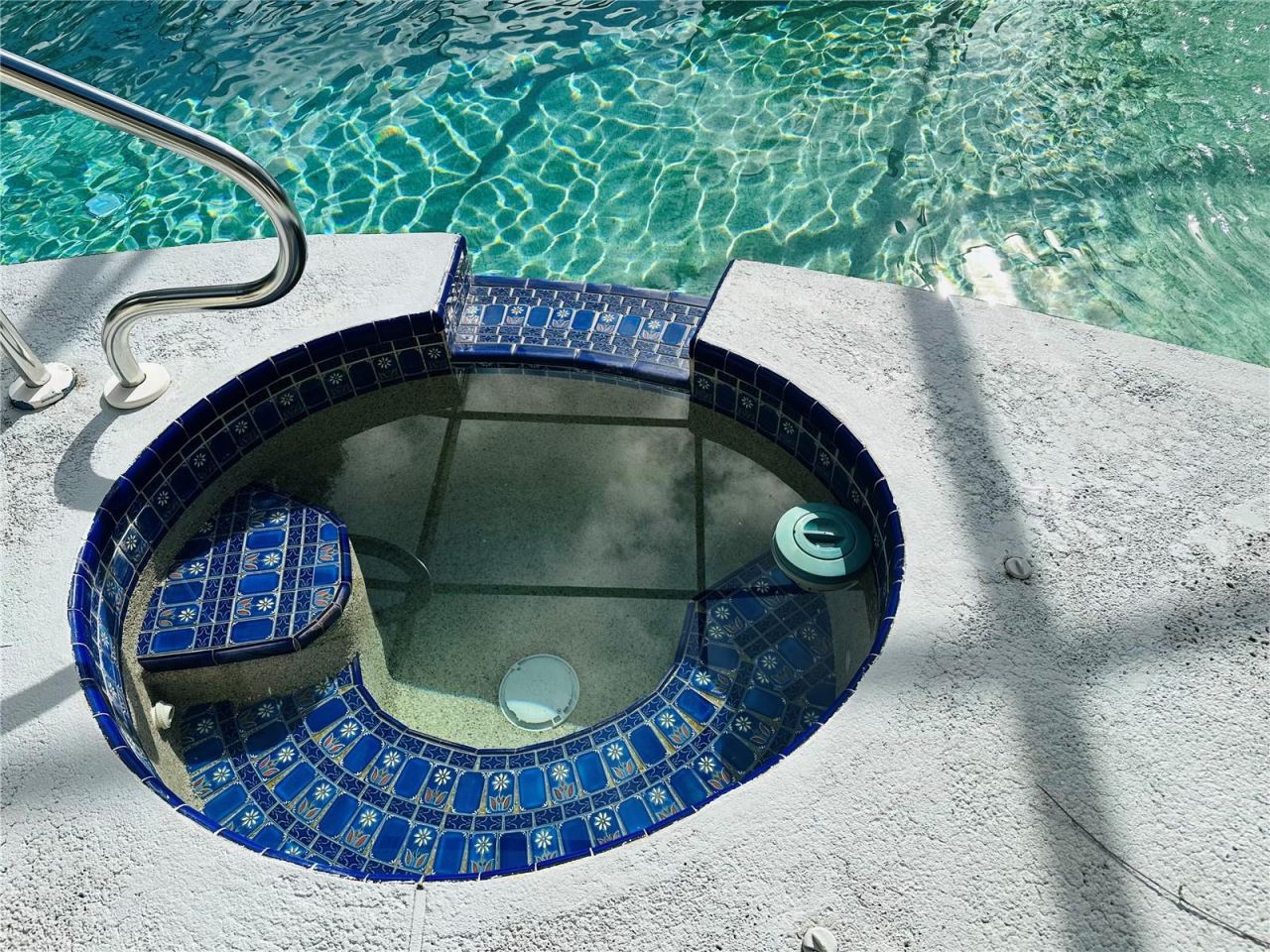 Photo 18 of 20: hot tub