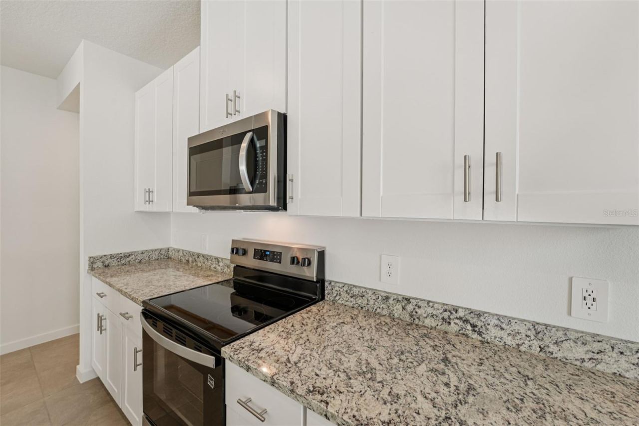Photo 4 of 20: The interior photos are of another home with the same floor plan and interior finishes. Some details may vary