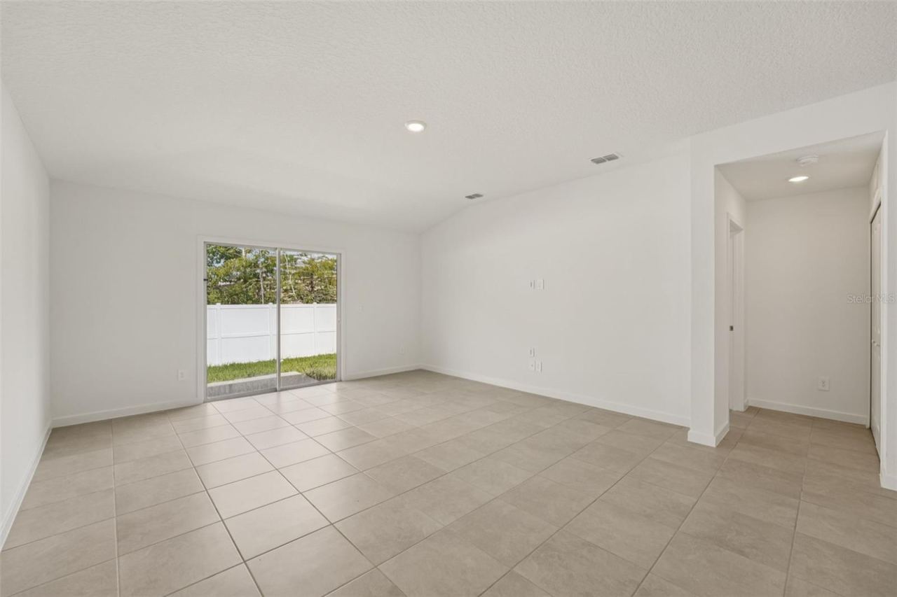 Photo 6 of 20: The interior photos are of another home with the same floor plan and interior finishes. Some details may vary