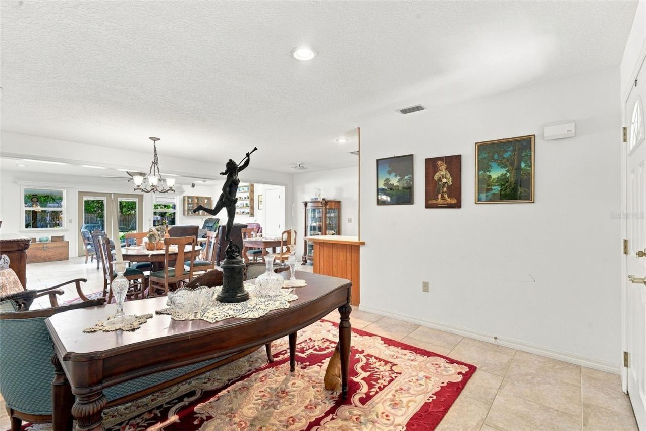 Photo 10 of 20: FOYER