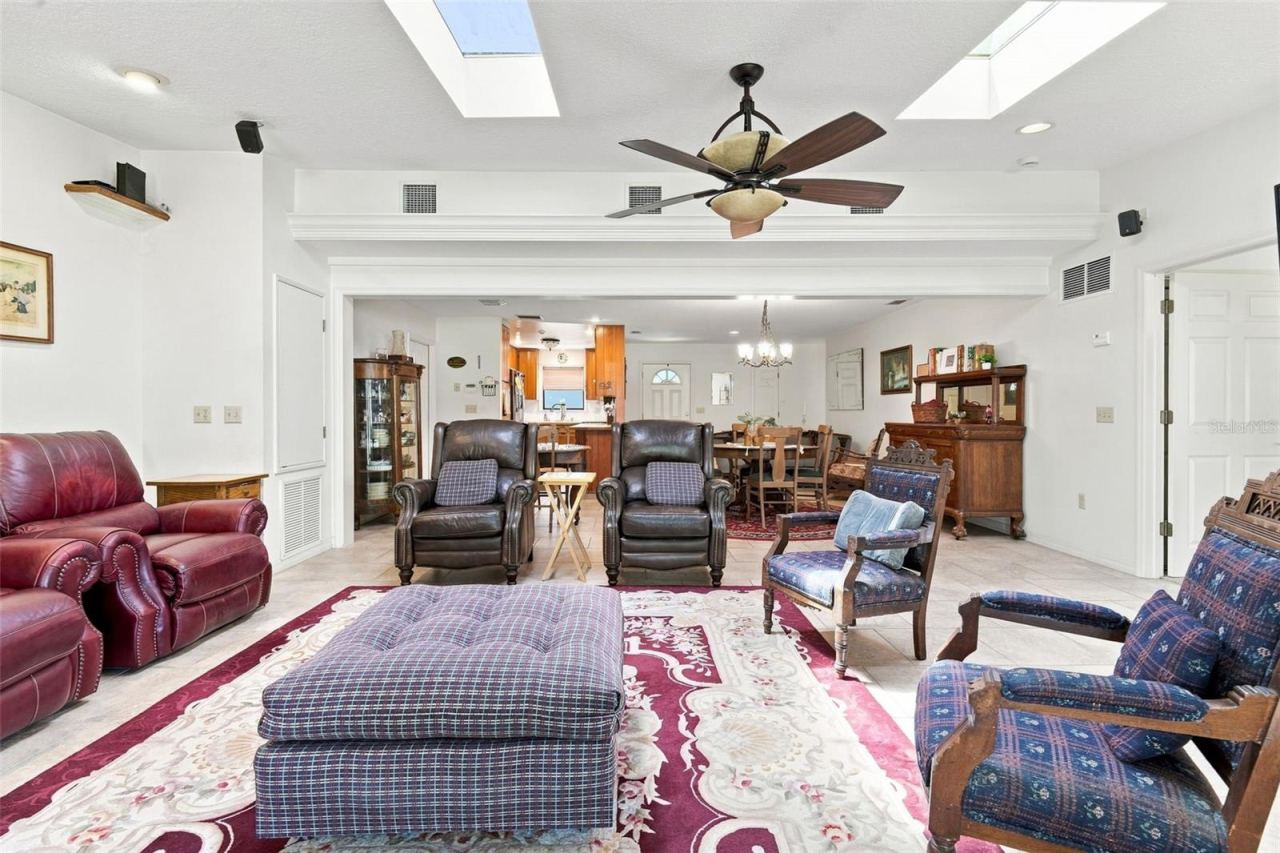 Photo 8 of 20: LIVING ROOM