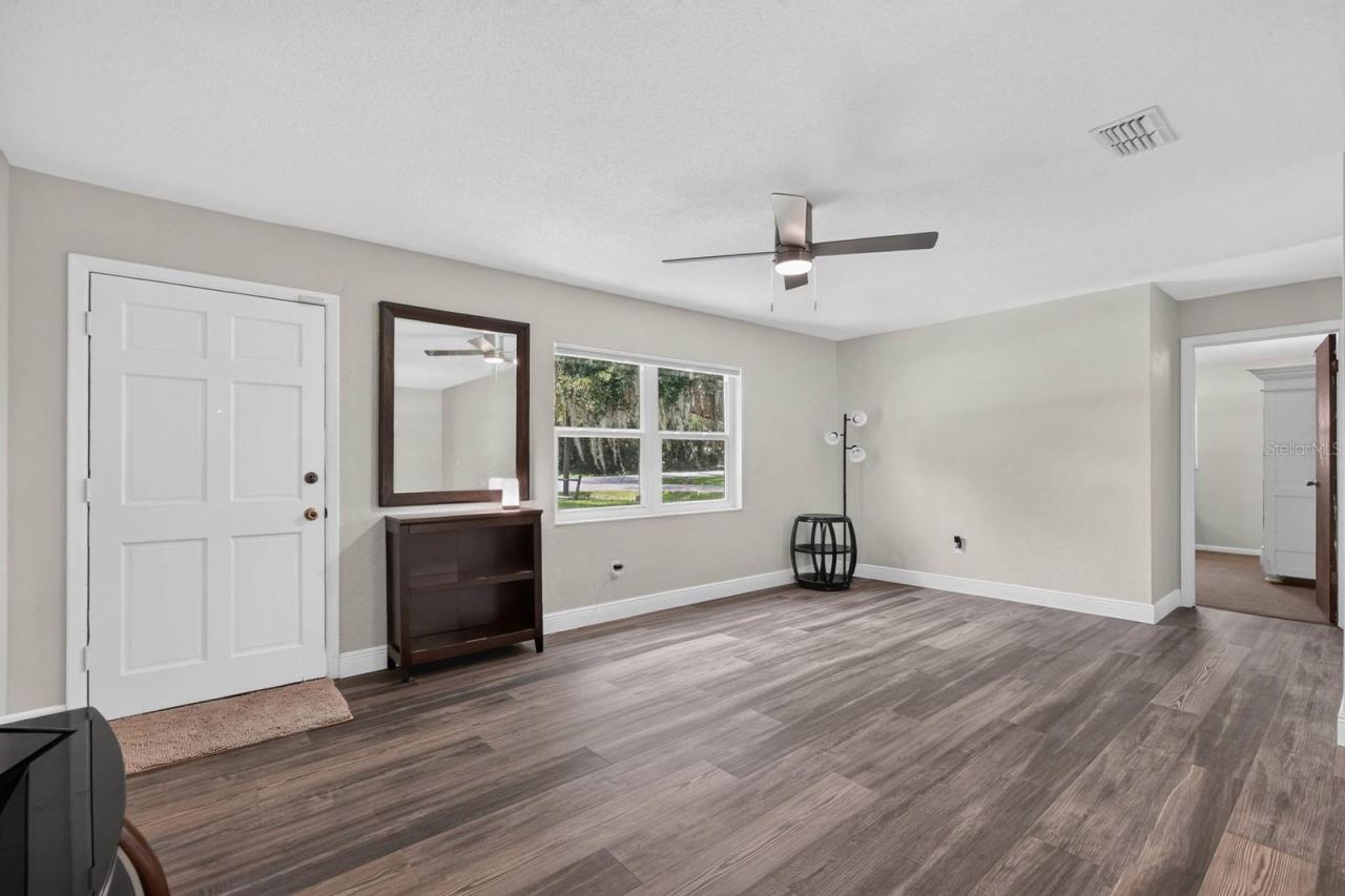 Photo 5 of 20: LIVING ROOM