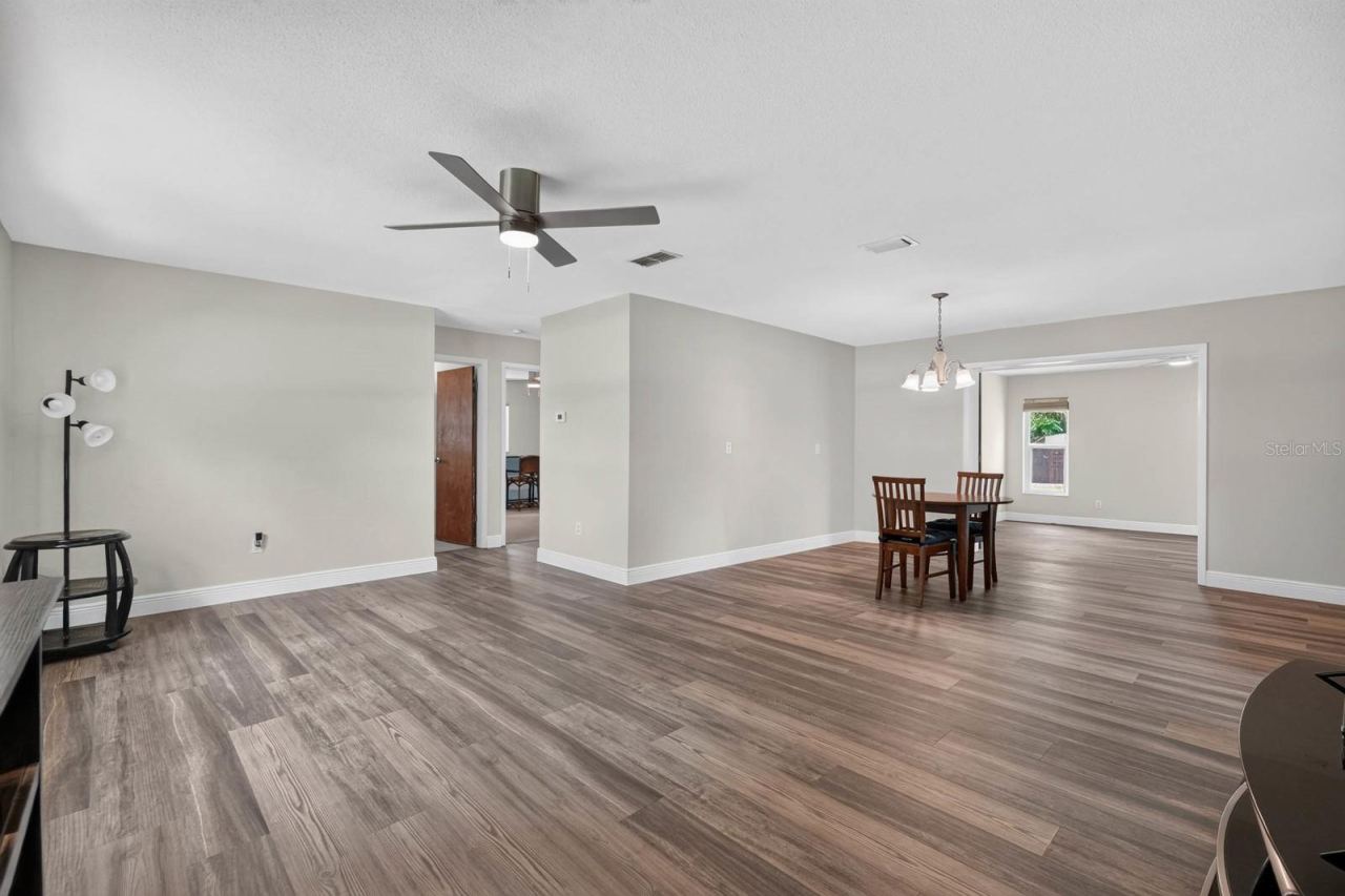 Photo 4 of 20: LIVING ROOM/DINING ROOM