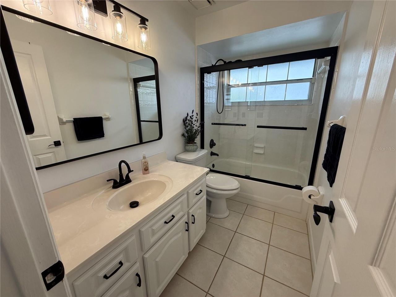 Photo 19 of 20: Guest bathroom