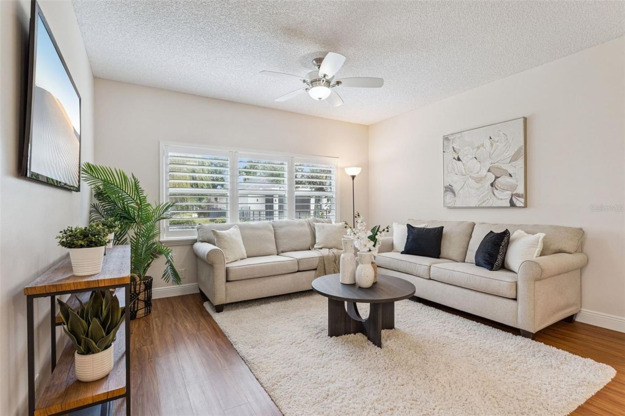 Photo 16 of 20: Family Room