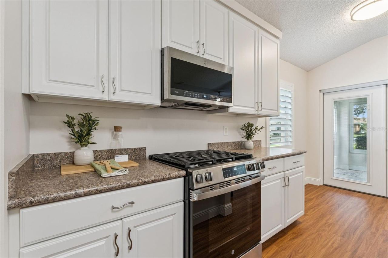 Photo 7 of 20: 5-burner natural gas range w/ microwave above