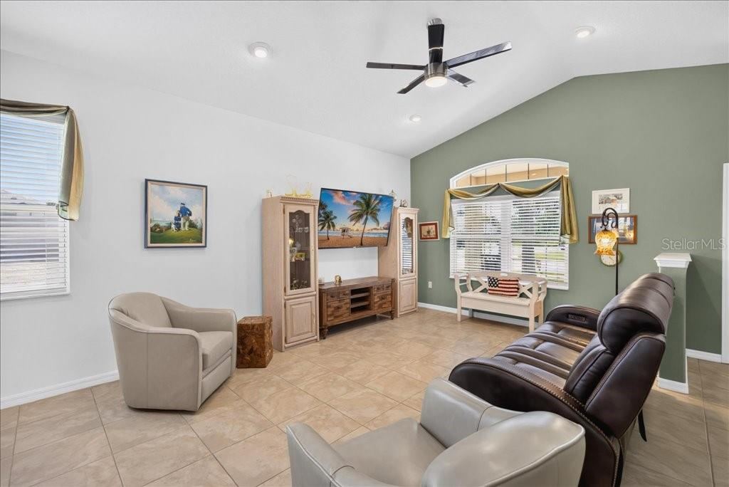Photo 11 of 20: Vaulted Ceiling