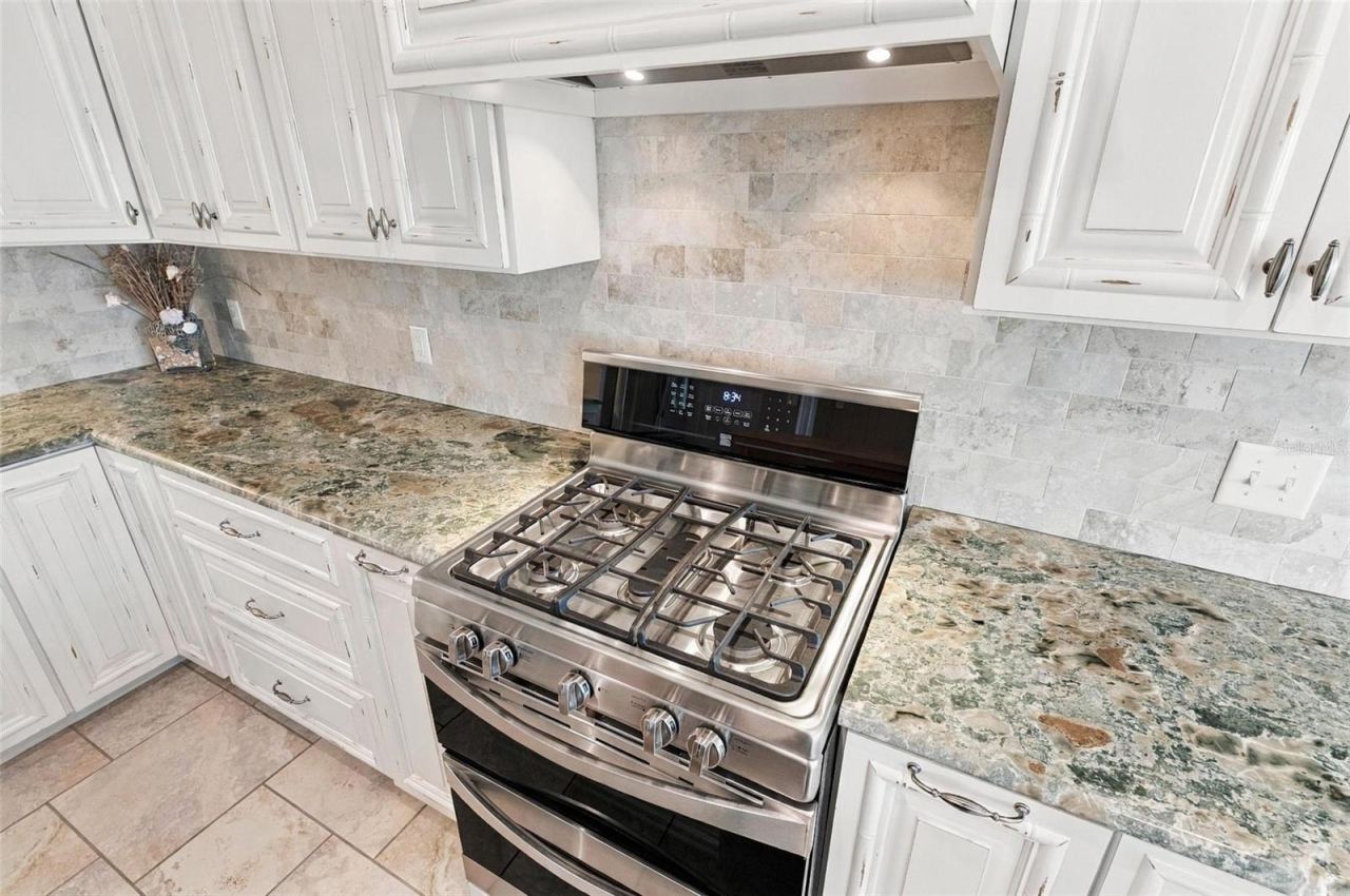 Photo 8 of 20: gas range, gorgeous granite counters