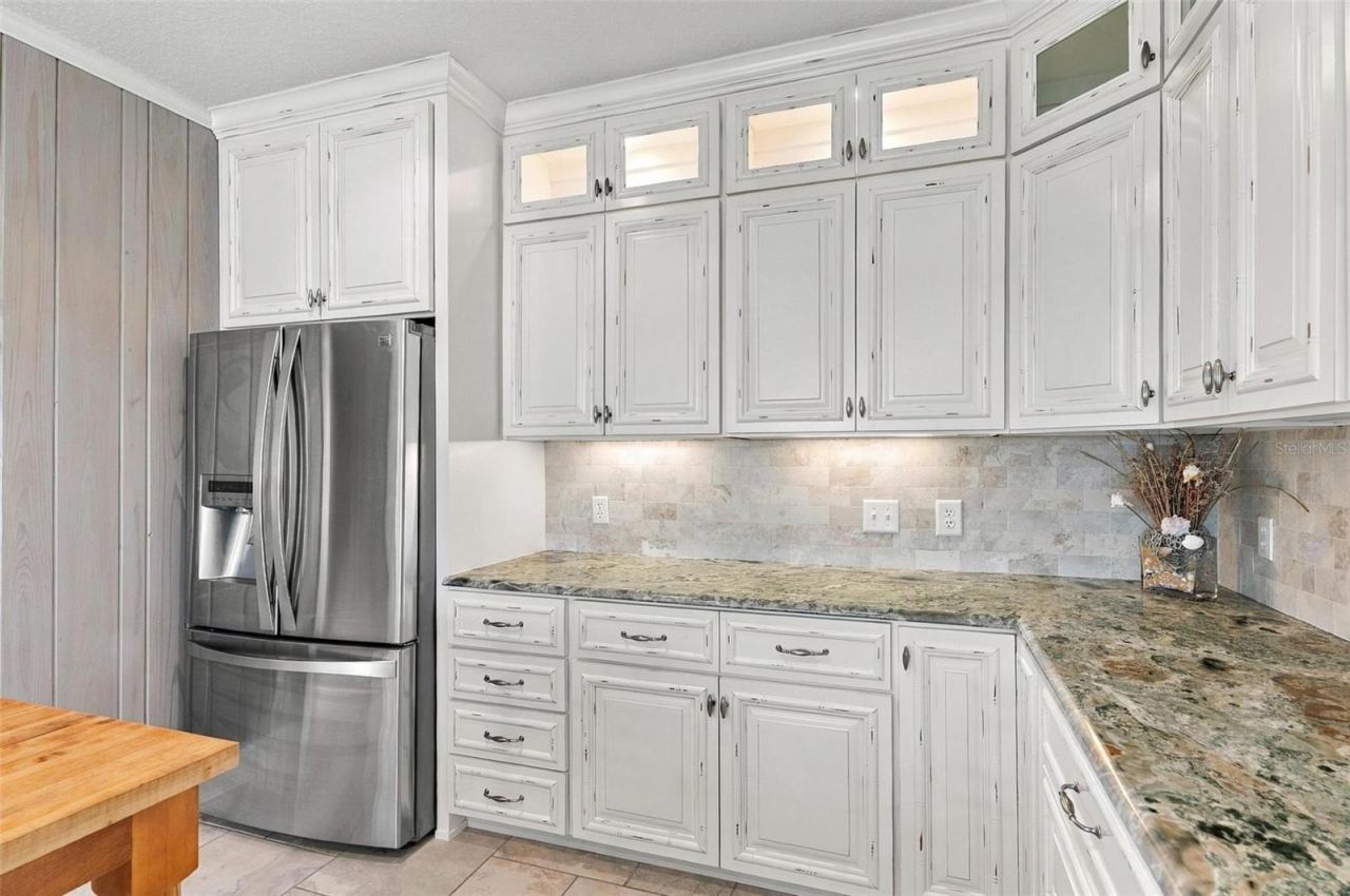 Photo 9 of 20: lg fridge w/plenty of prep area