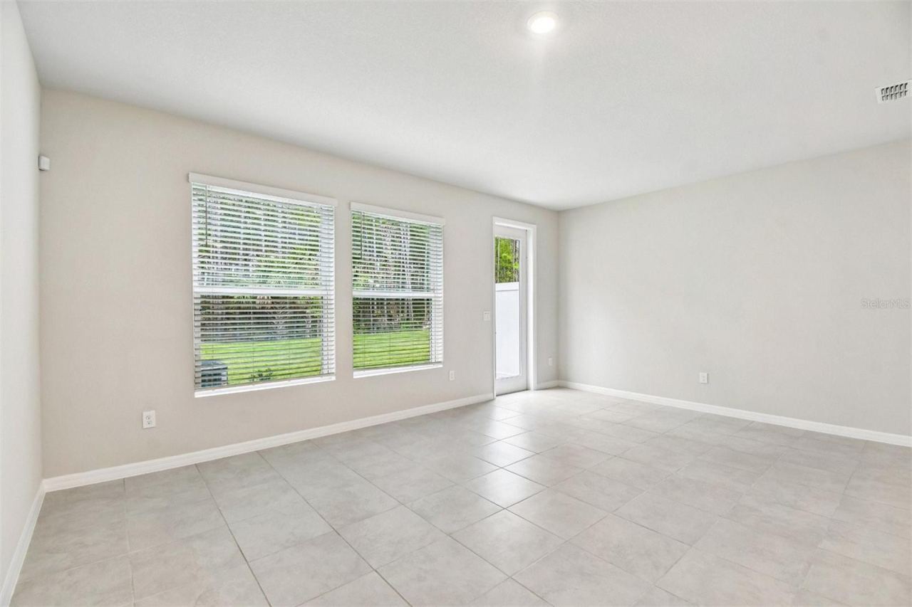 Photo 8 of 20: Family Room