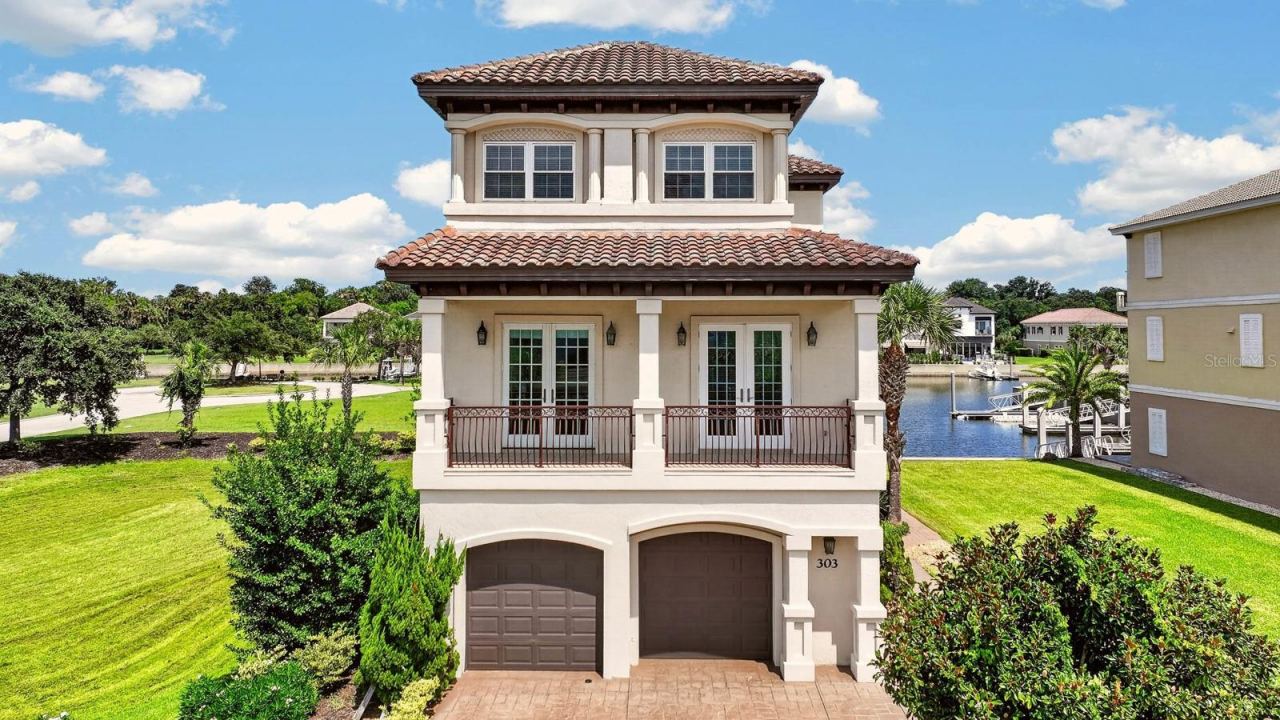 Photo 8 of 20: Nearly 5,900 square feet gives you something increasingly rare... room for everyone and everything.