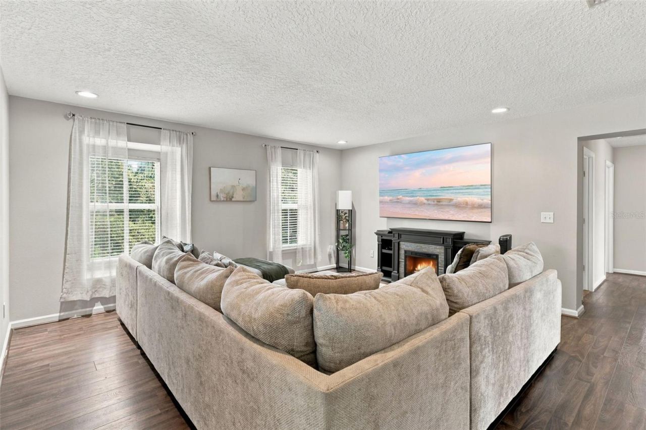 Photo 20 of 20: Bonus living space on the second floor great for entertaining