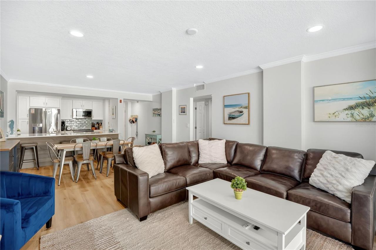 Photo 6 of 20: Living Room