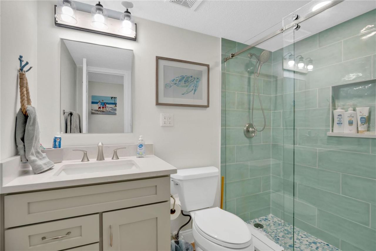 Photo 20 of 20: Guest Bathroom