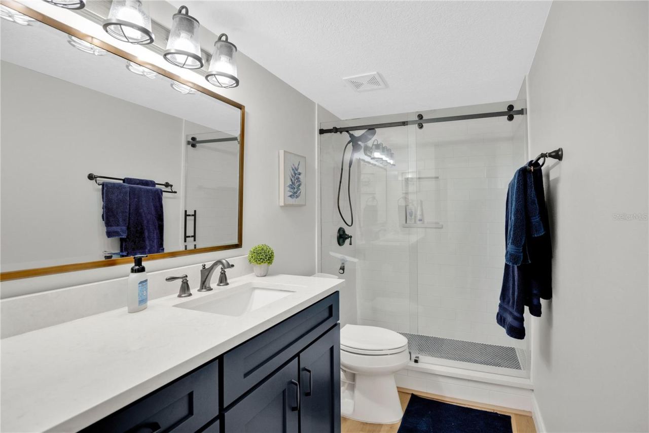 Photo 18 of 20: Primary Bathroom