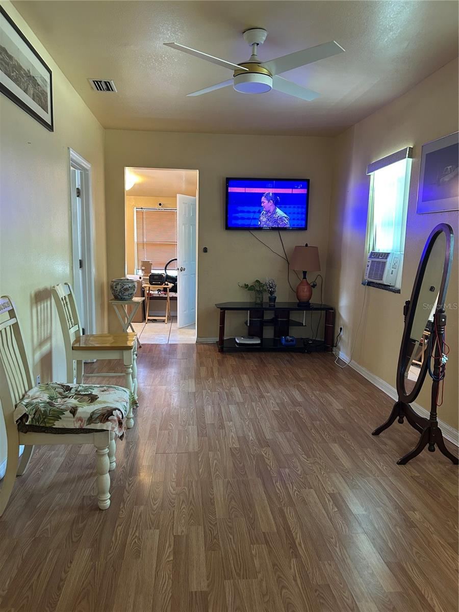 Photo 7 of 16: Living Room