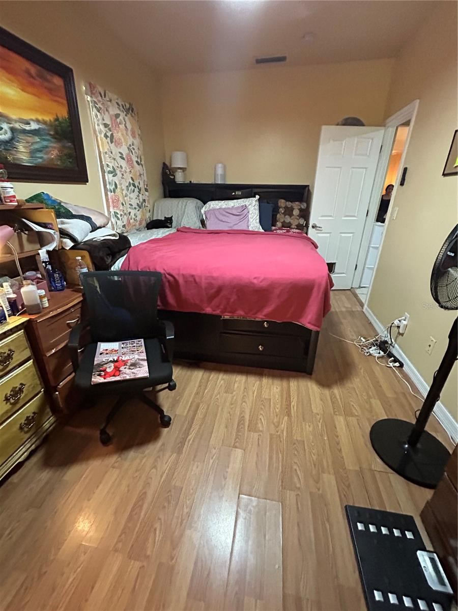 Photo 8 of 16: Main bedroom