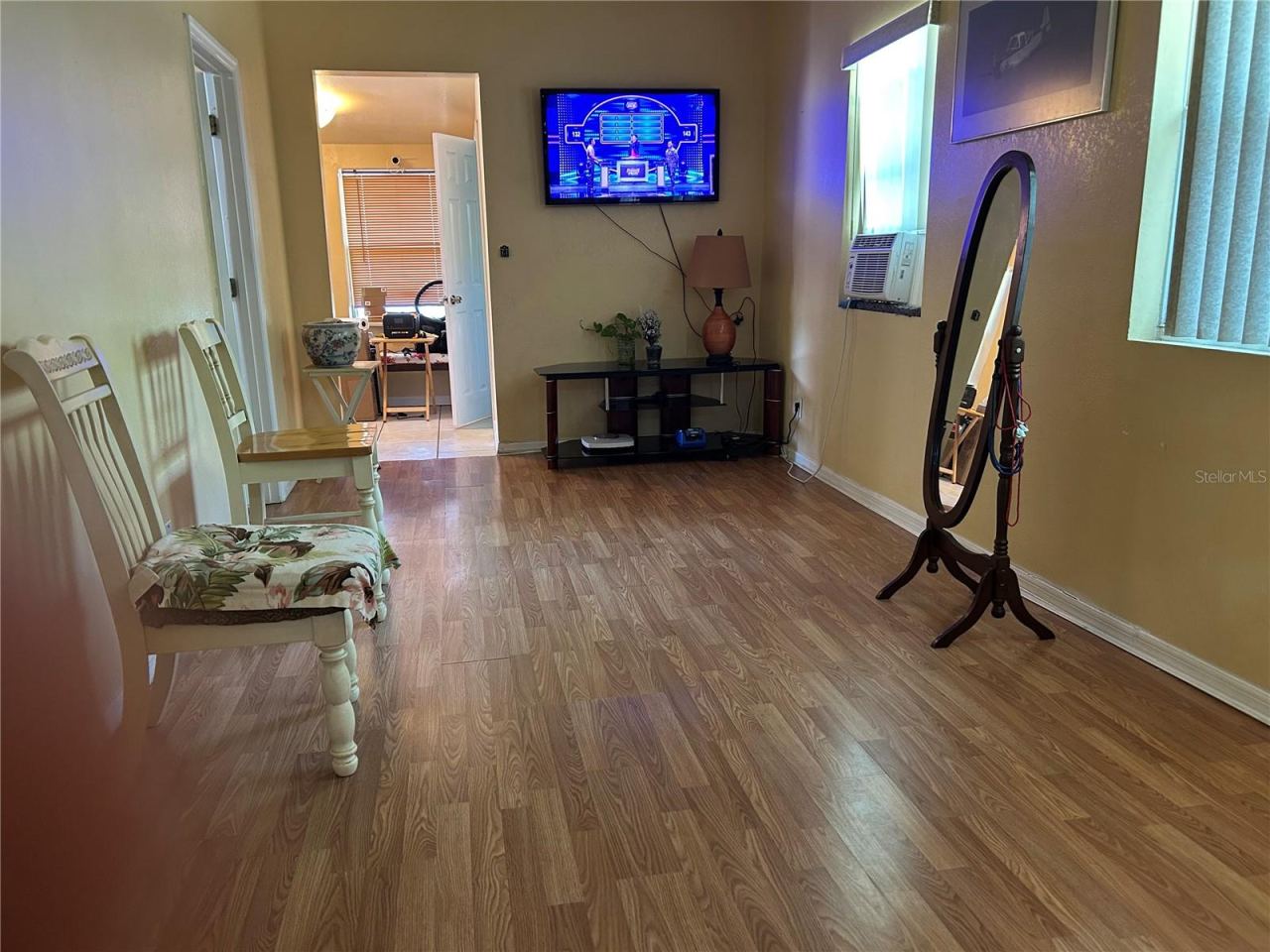 Photo 6 of 16: Living Room