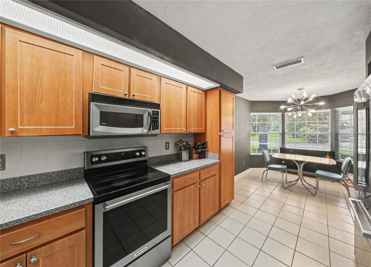 Photo 16 of 20: The eat-in kitchen offers plenty of counter space.
