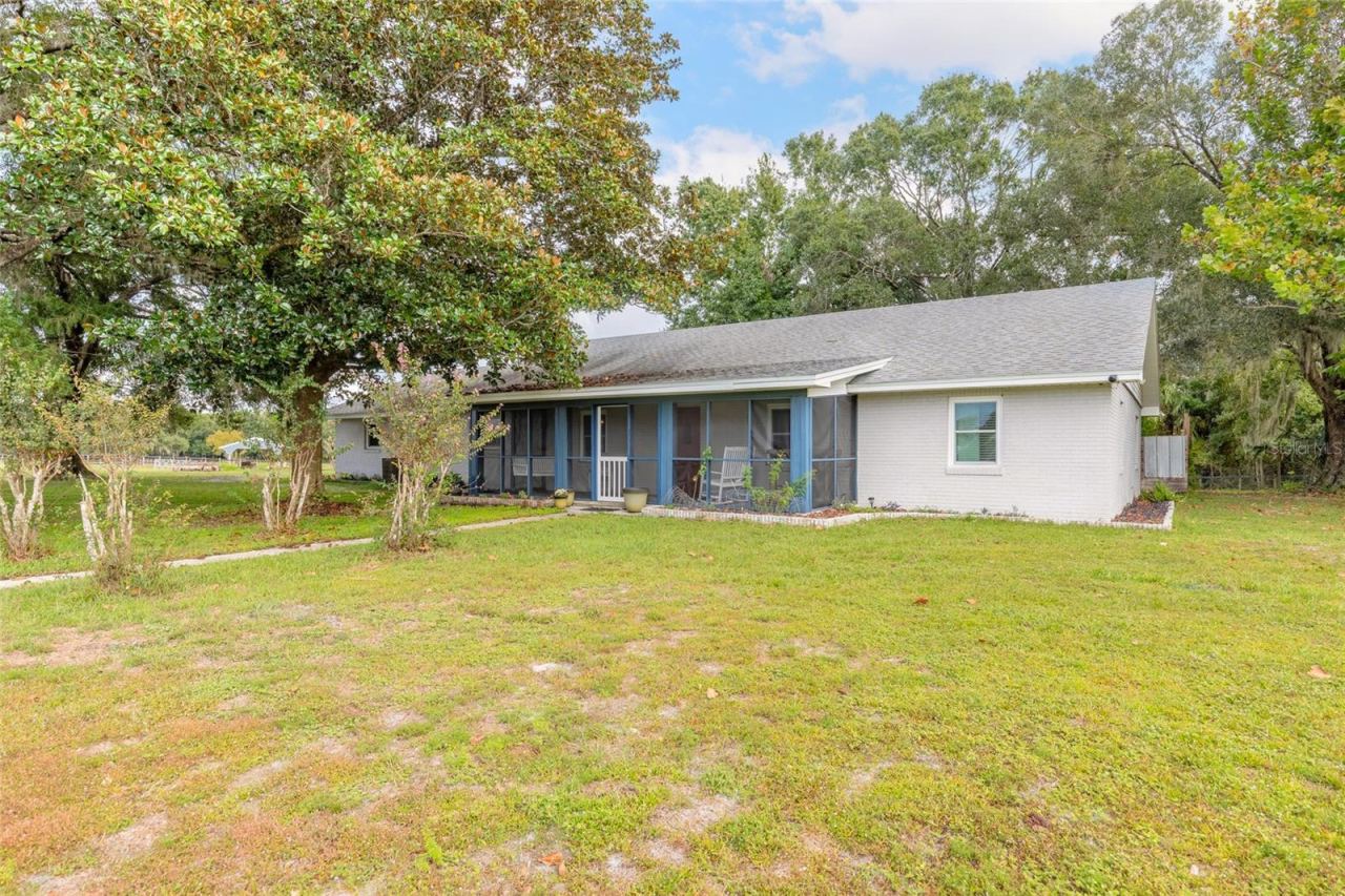 Photo 5 of 20: Front of property