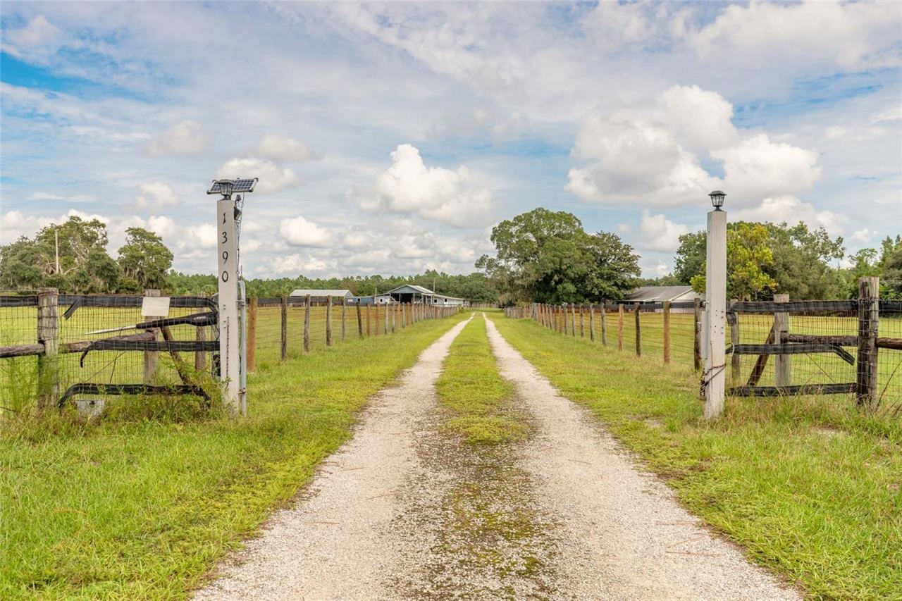 Photo 3 of 20: Entry to property