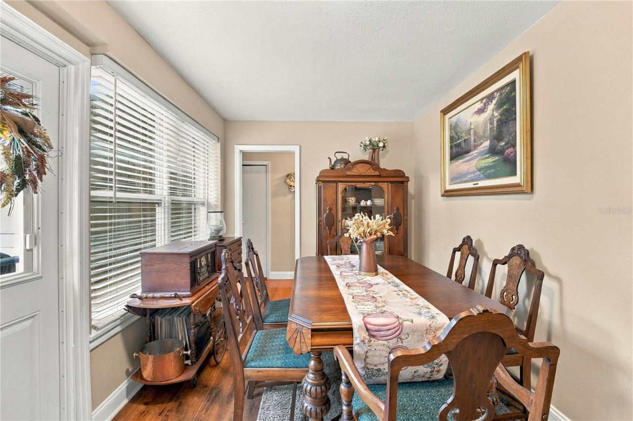 Photo 18 of 20: Dining Room