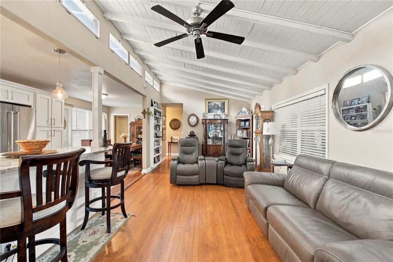 Photo 3 of 20: Family Room