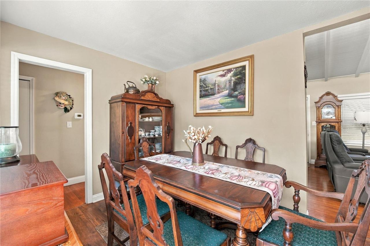 Photo 17 of 20: Dining Room