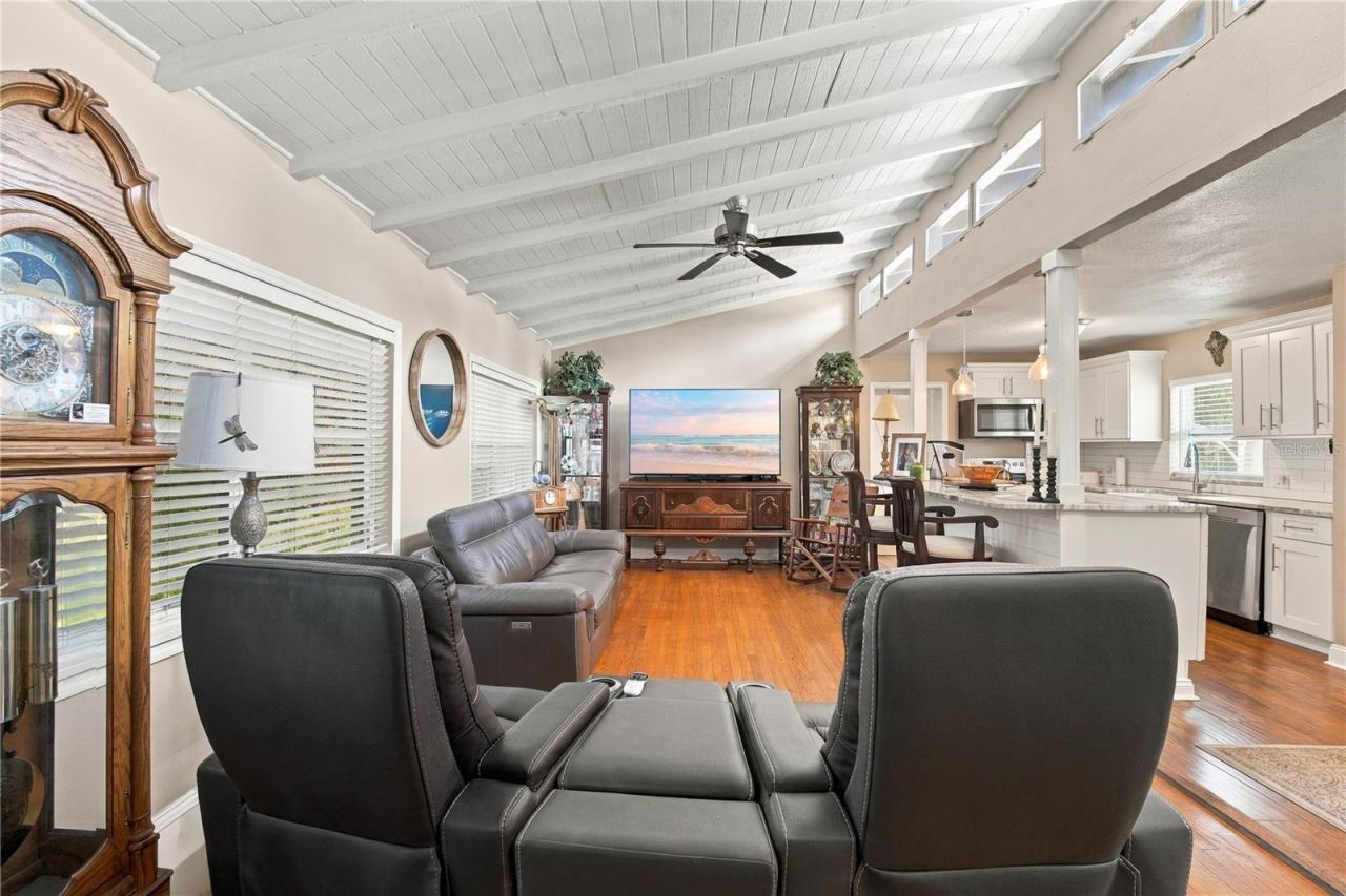 Photo 8 of 20: Family Room
