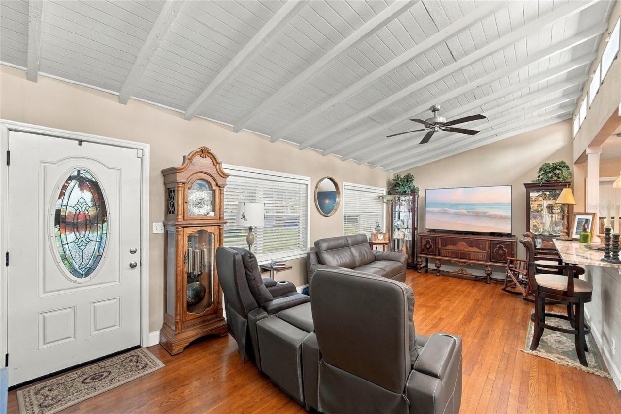 Photo 9 of 20: Family Room