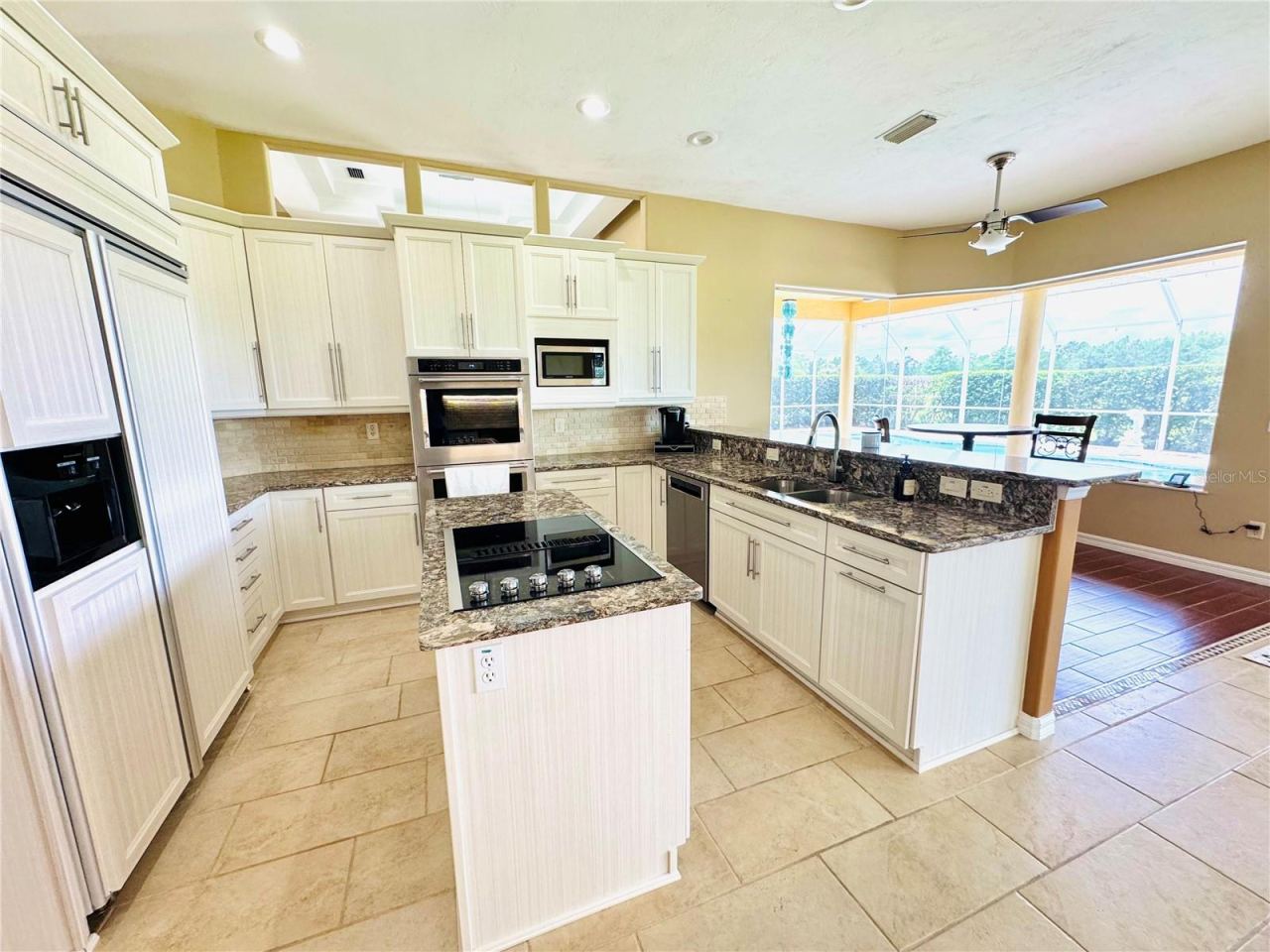 Photo 8 of 20: Gourmet kitchen with Kichten aid appliance