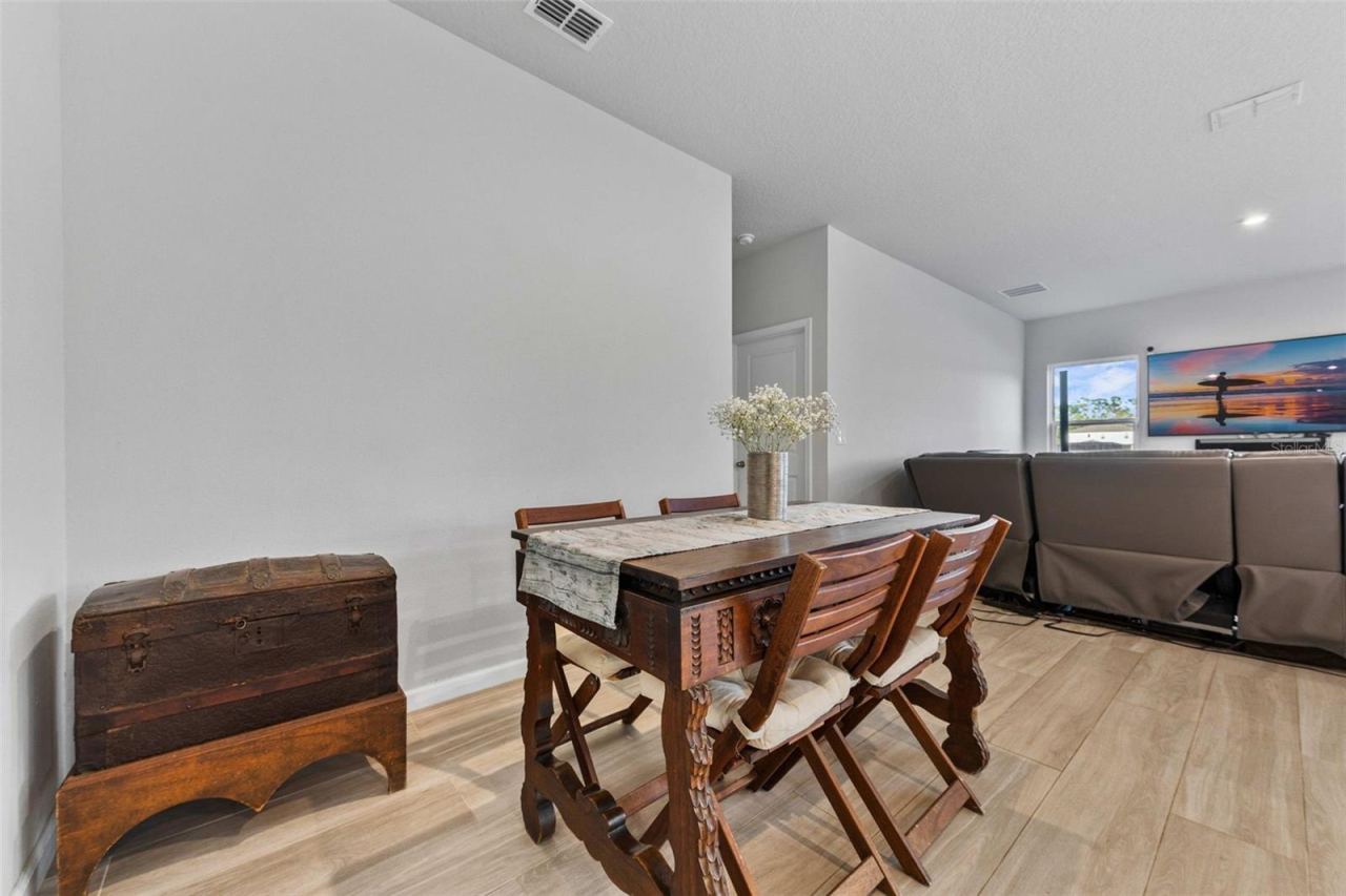 Photo 12 of 20: Dining Room