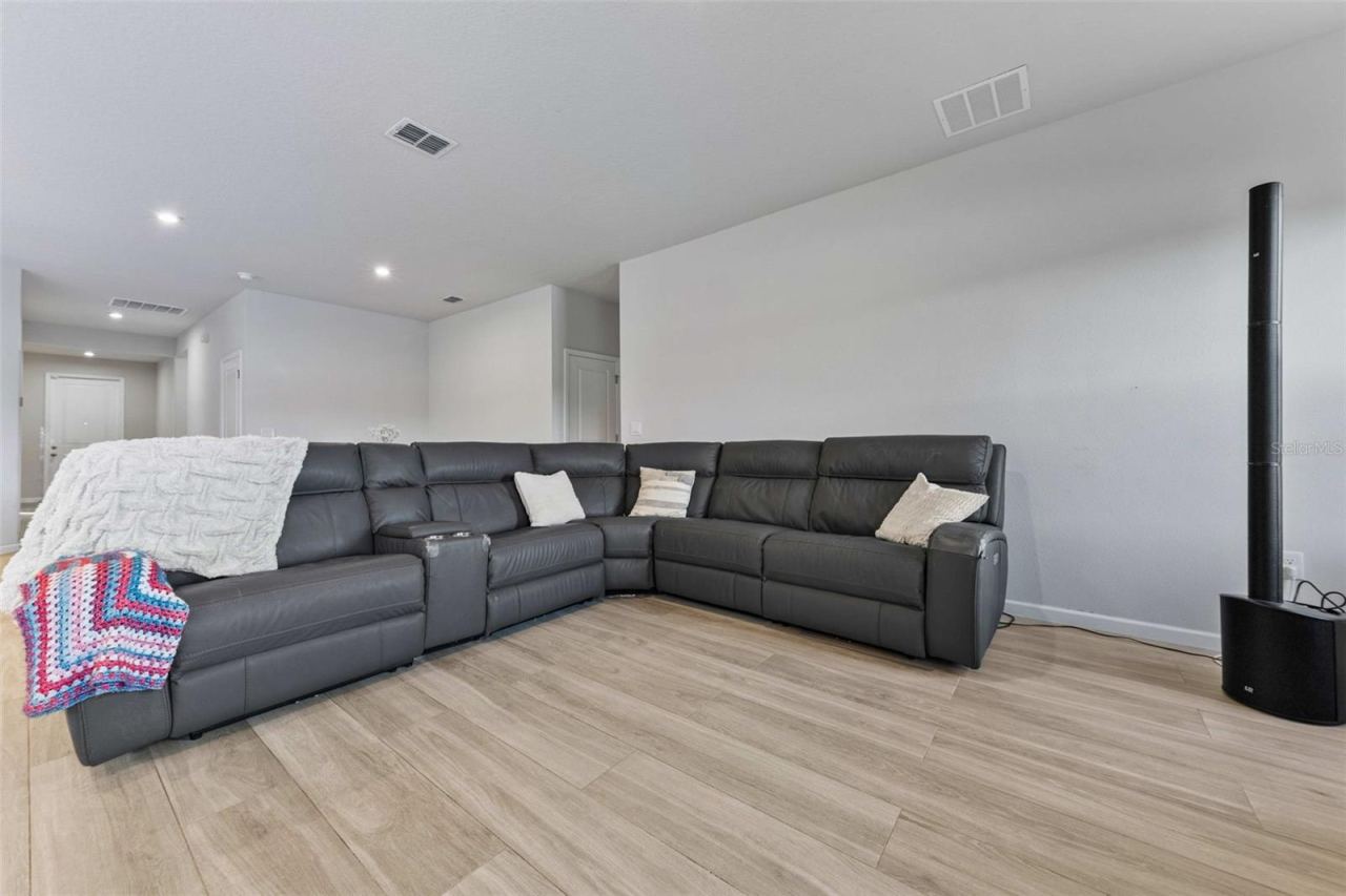 Photo 5 of 20: Living room