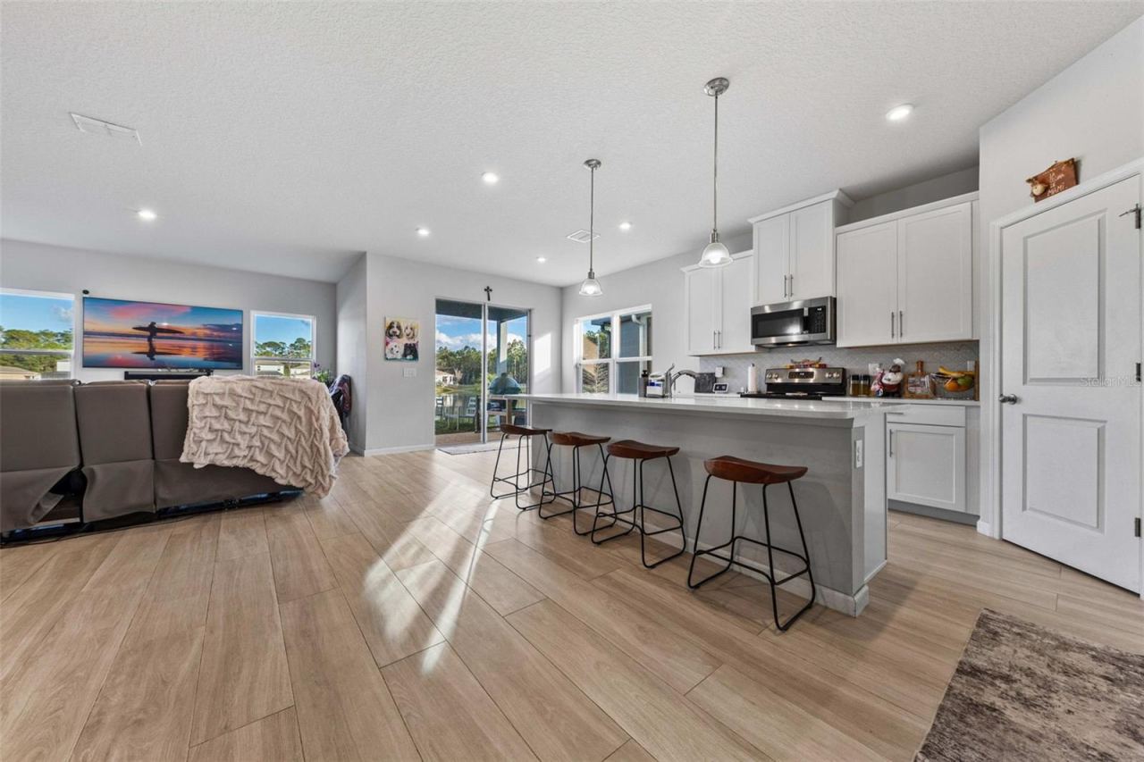 Photo 7 of 20: Living room/Kitchen
